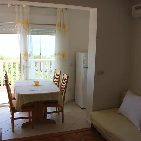 Apartment Mouse Omis