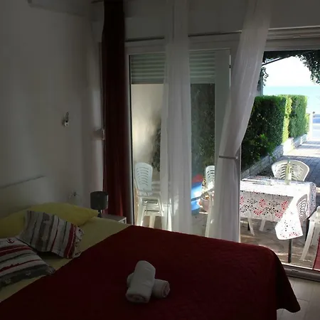 Apartment Mouse Omis